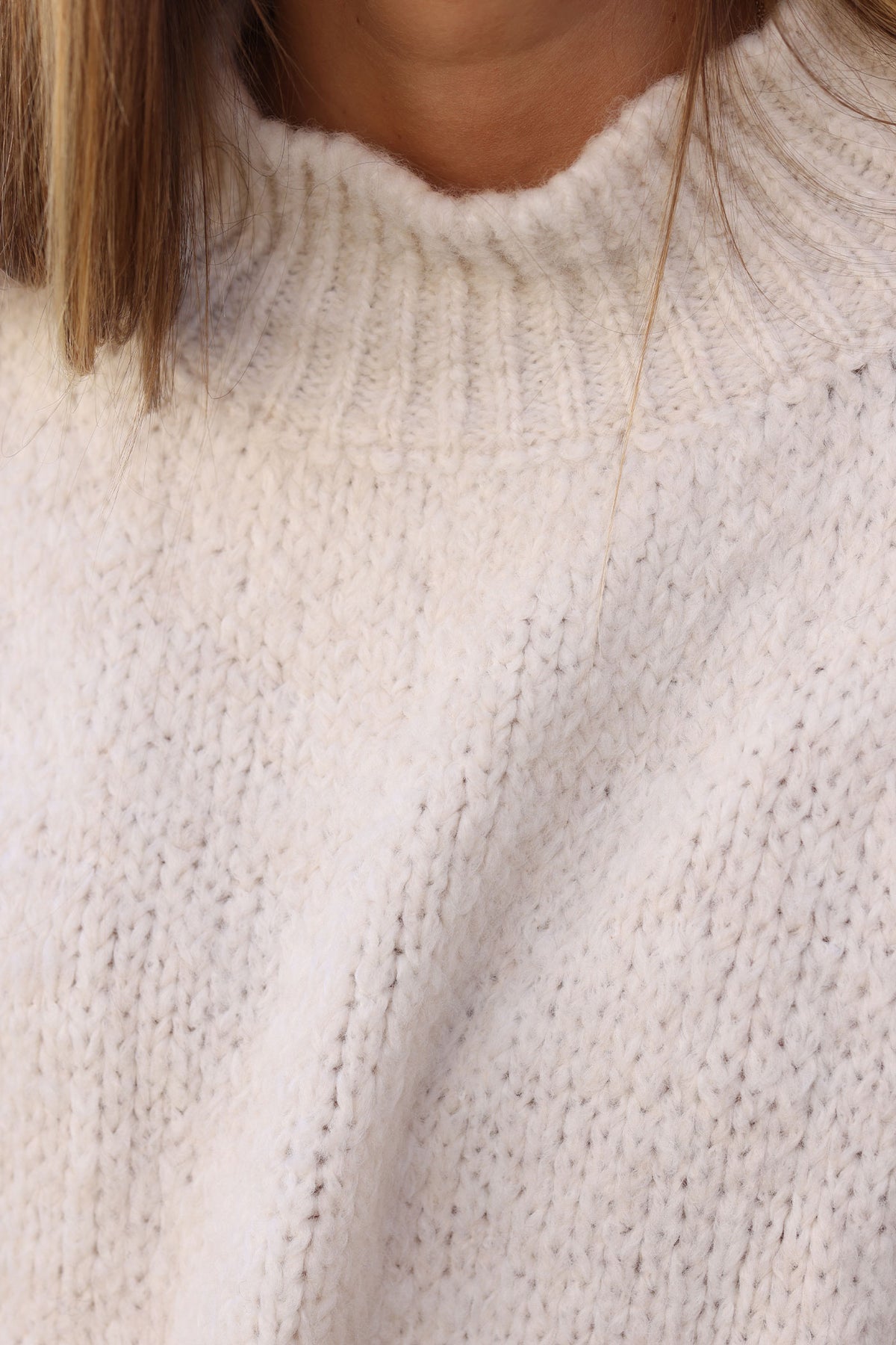 Gros pull large écru en maille chaude couture apparente