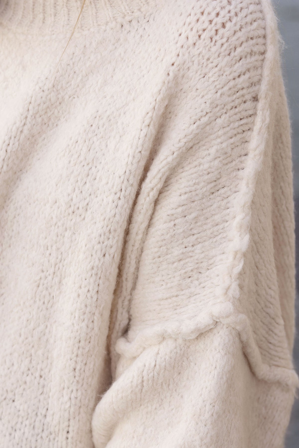 Gros pull large écru en maille chaude couture apparente