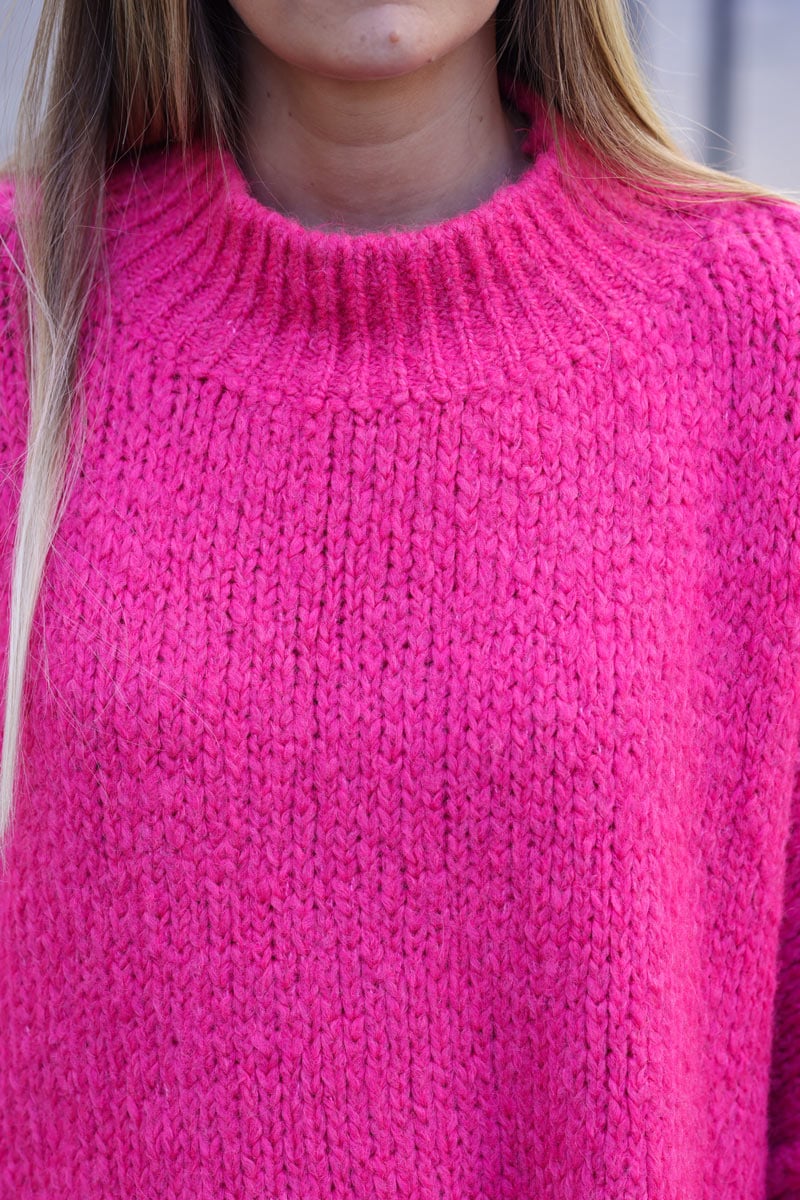 Gros pull large fuchsia en maille chaude couture apparente