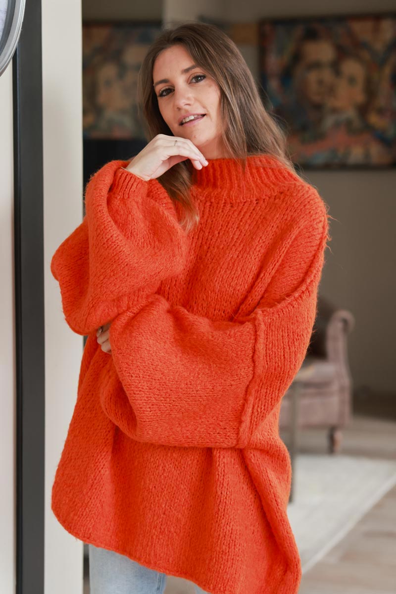 Gros pull large orange en maille chaude couture apparente