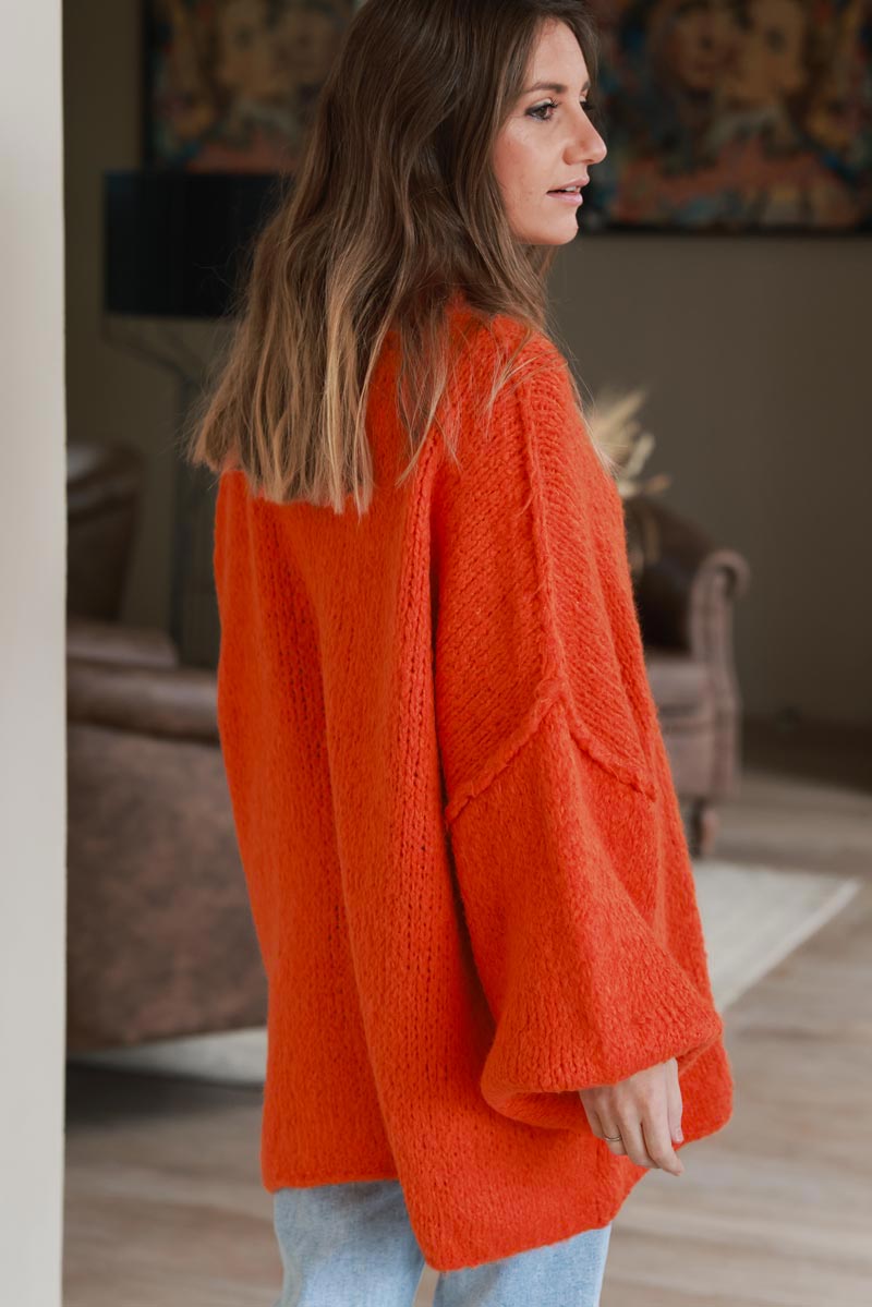 Gros pull large orange en maille chaude couture apparente