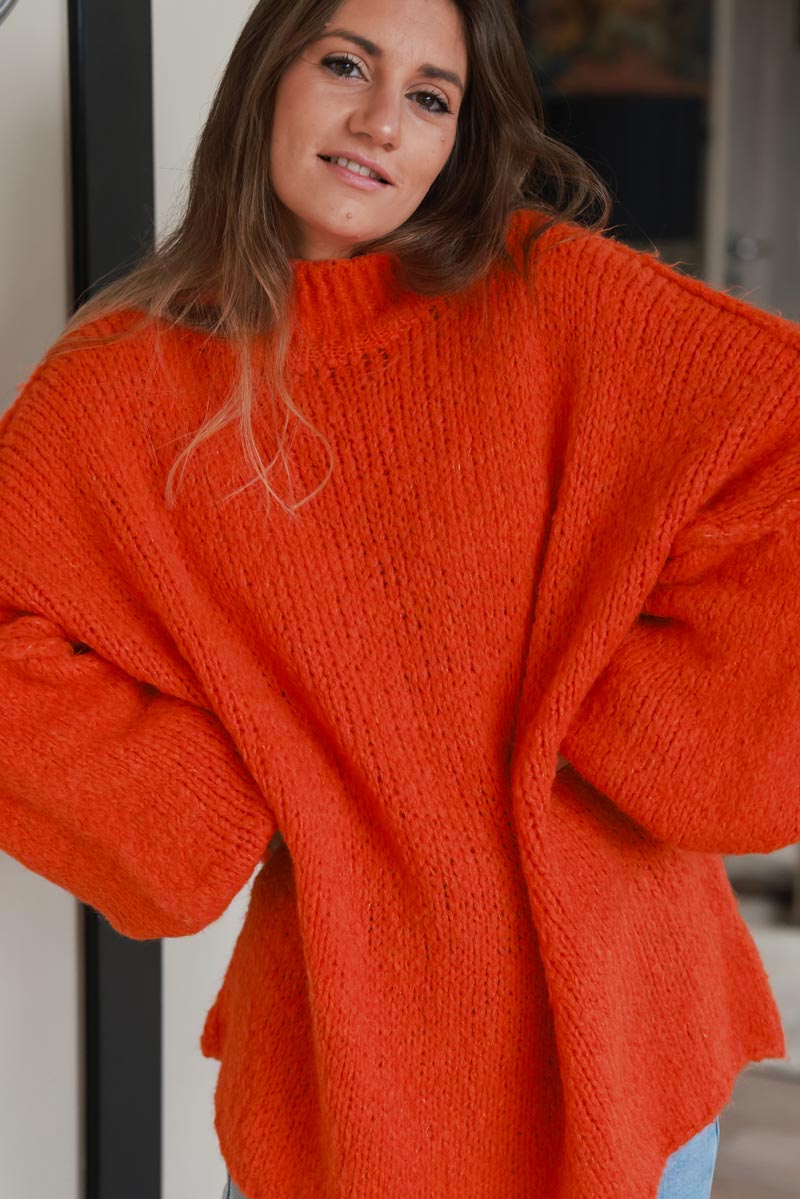 Gros pull large orange en maille chaude couture apparente