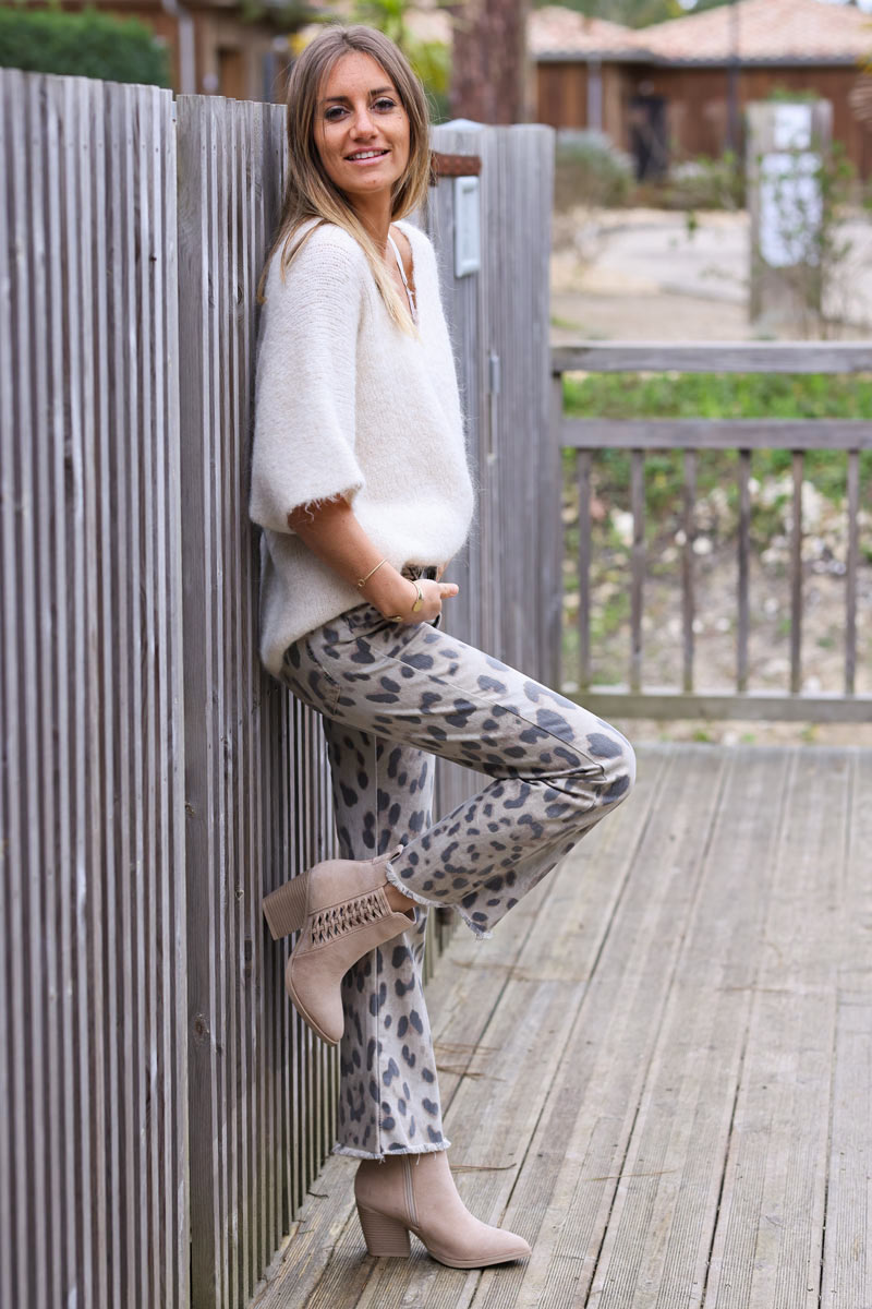 Cropped leopard print denim jeans with fringed hems
