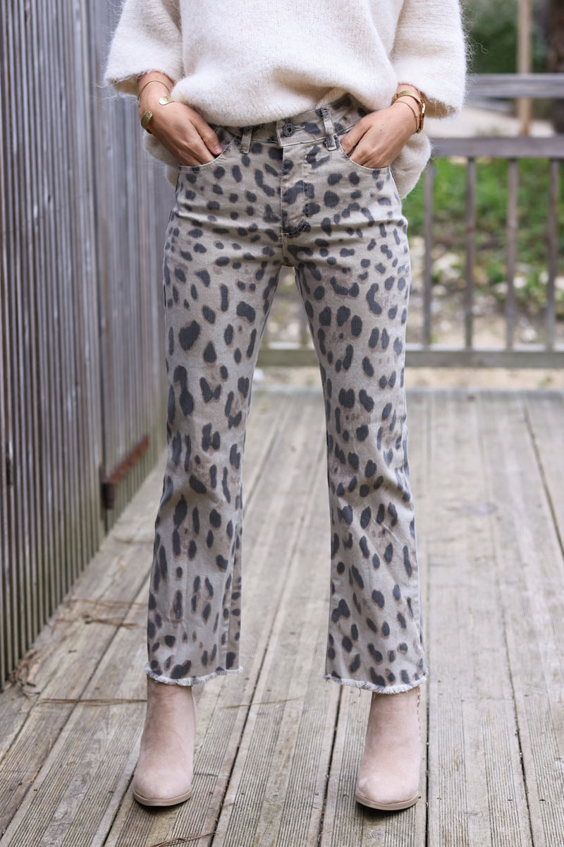 Jeans 7/8 beige estampado leopardo con pequeños flecos