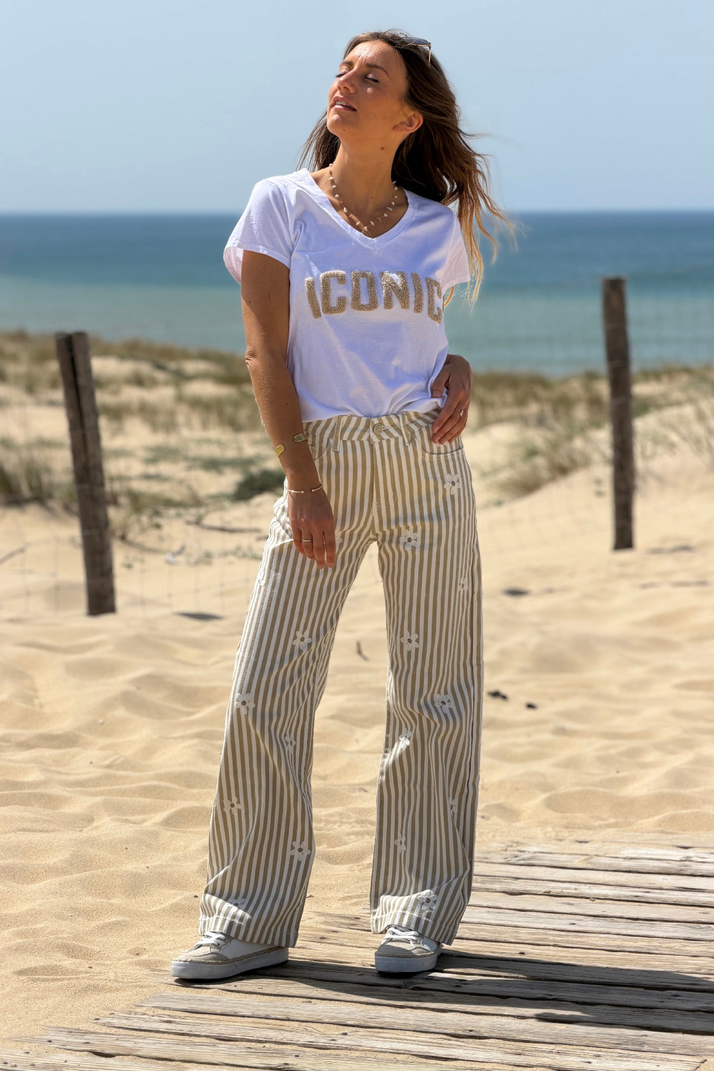 Jean à rayures beiges avec broderie fleurs taille haute