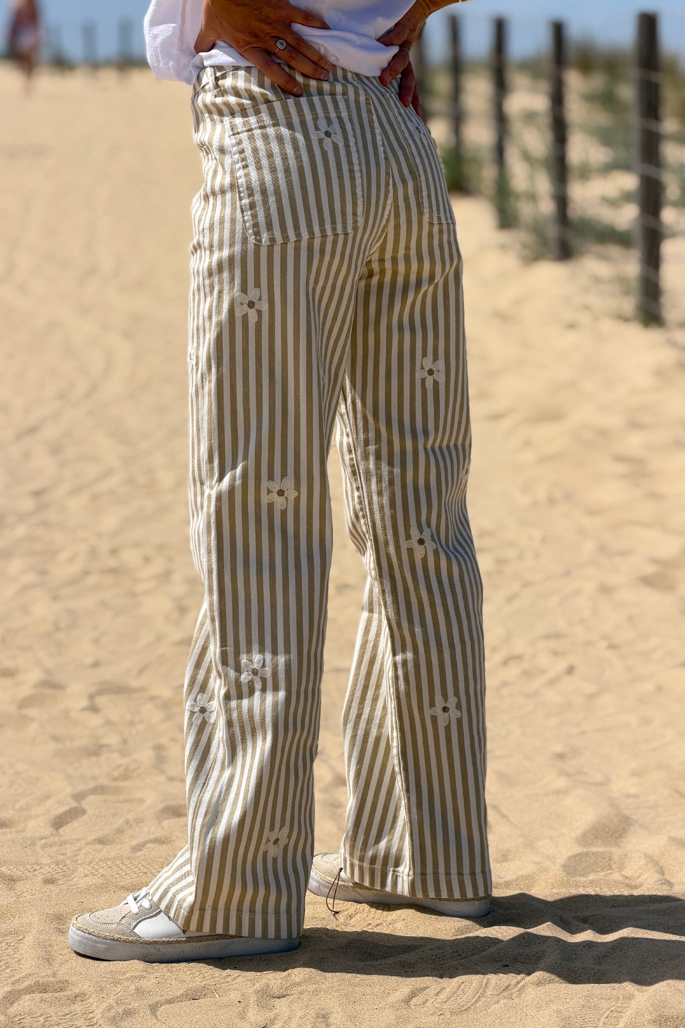 Jean à rayures beiges avec broderie fleurs taille haute
