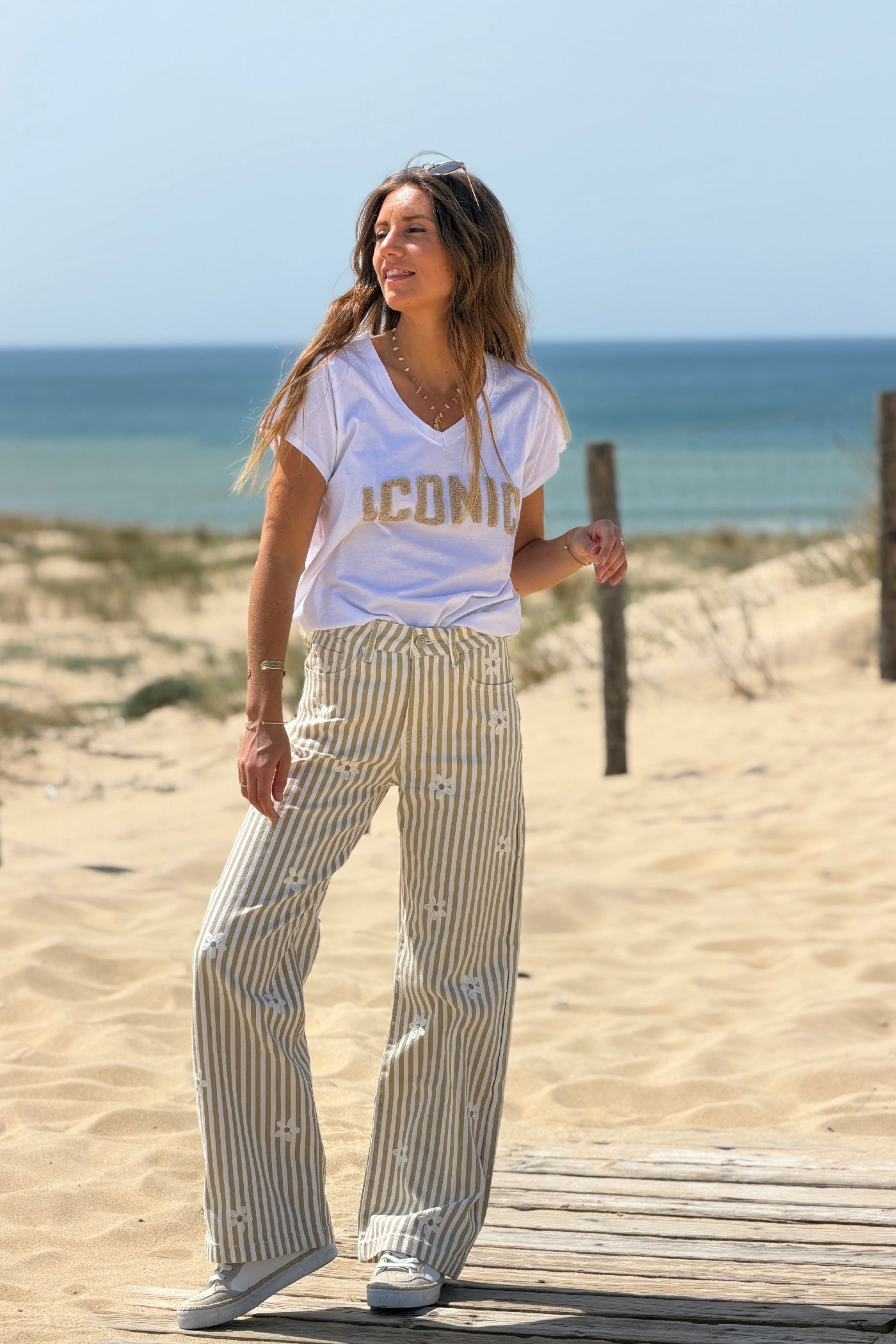 Jean à rayures beiges avec broderie fleurs taille haute