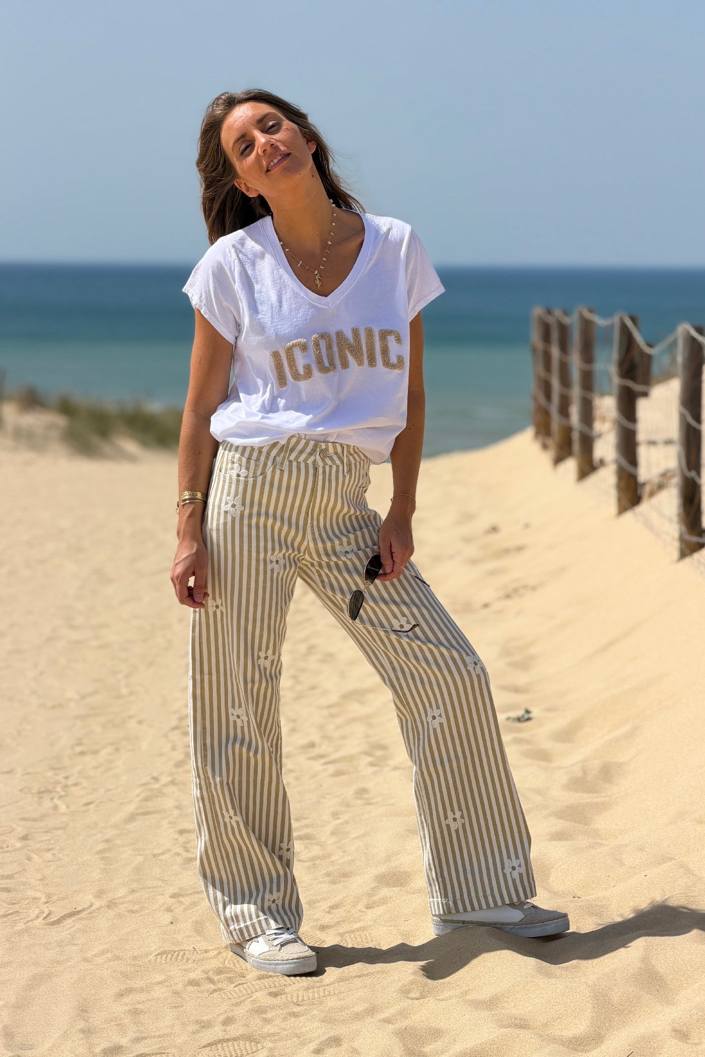 Jean à rayures beiges avec broderie fleurs taille haute