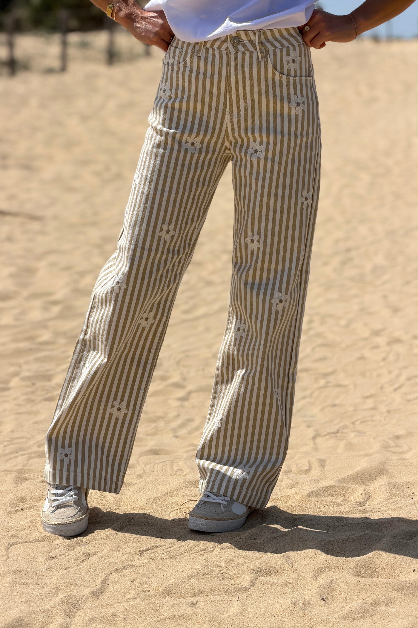 Jean à rayures beiges avec broderie fleurs taille haute