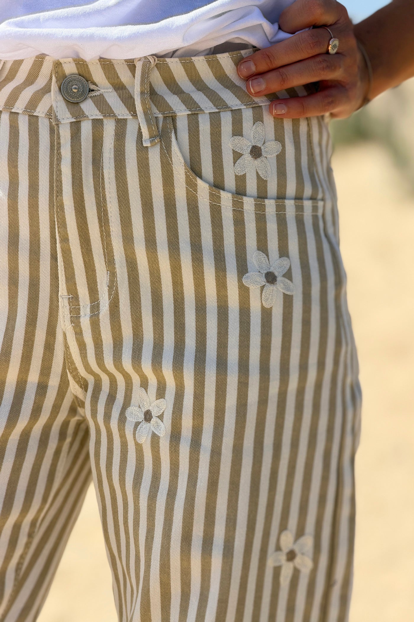 Jean à rayures beiges avec broderie fleurs taille haute