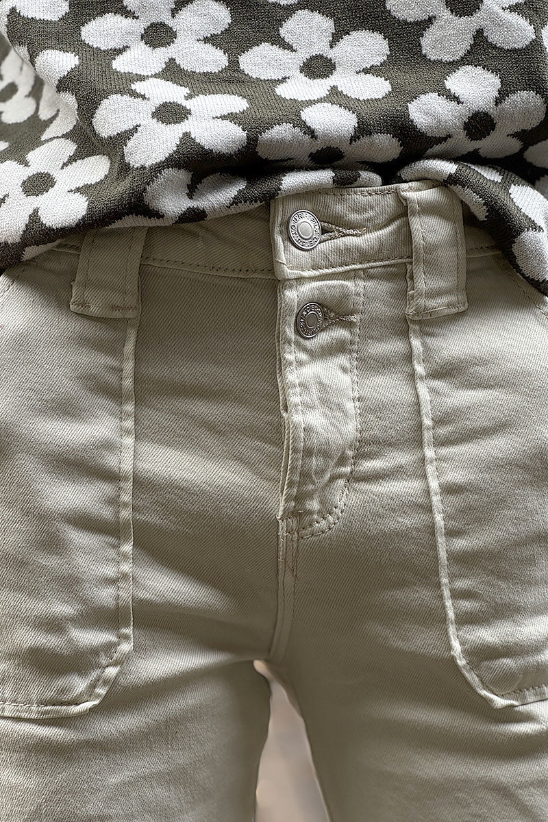 Jean beige clair droit légèrement évasé poches plaquées double boutons