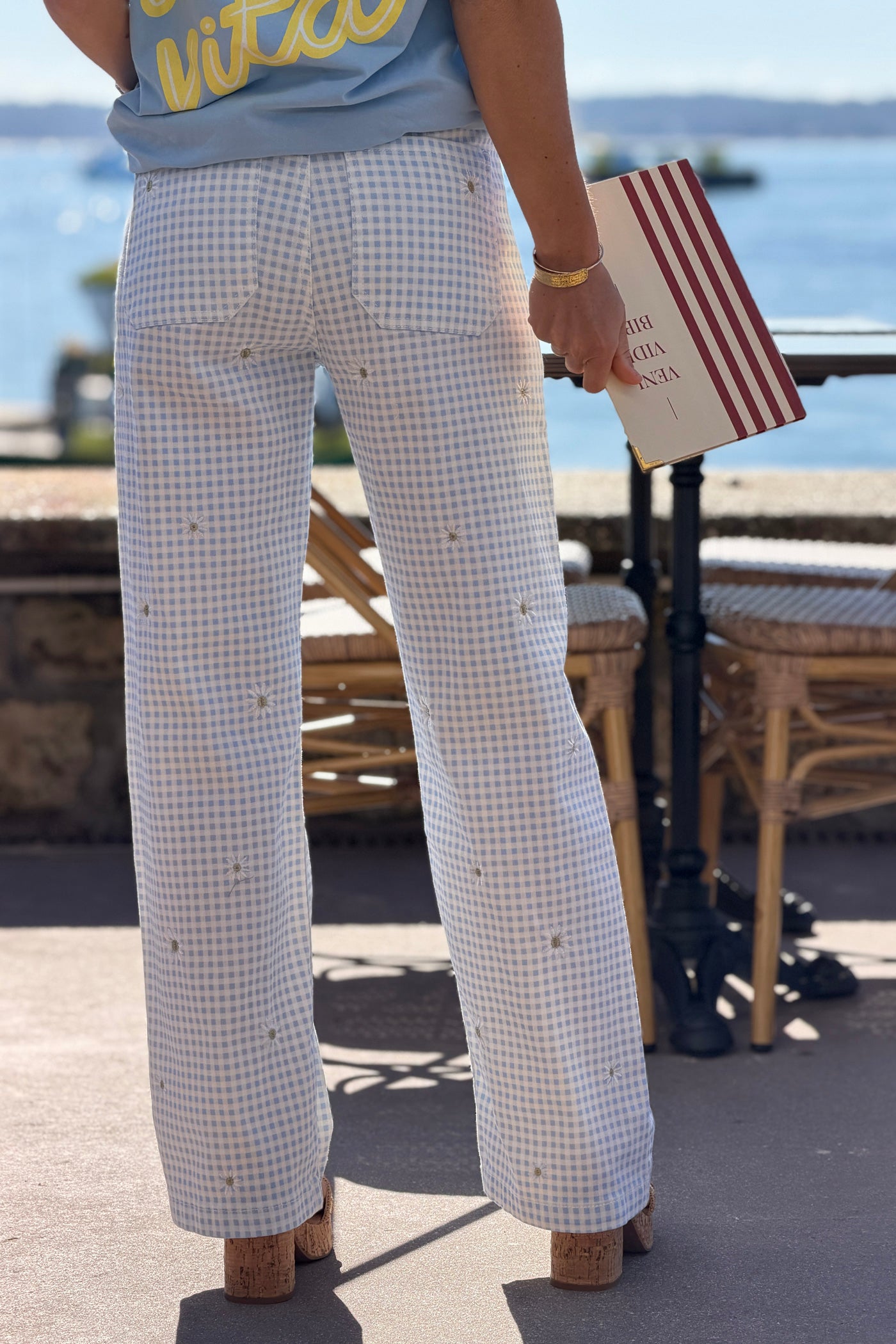 Jean blanc a carreaux vichy bleu ciel broderie marguerite