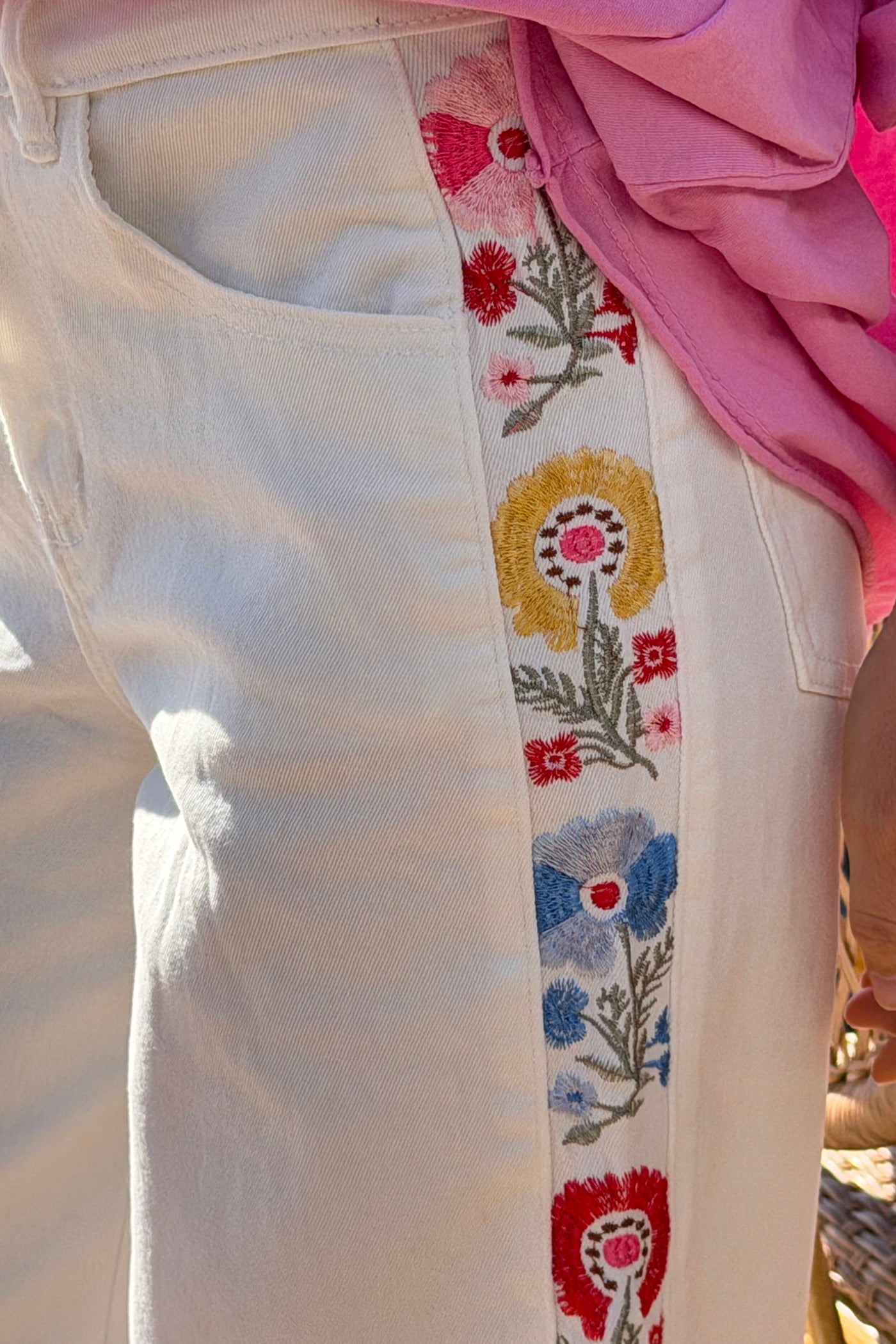 Jean blanc large broderie fleurs multicolores sur le côté taille haute