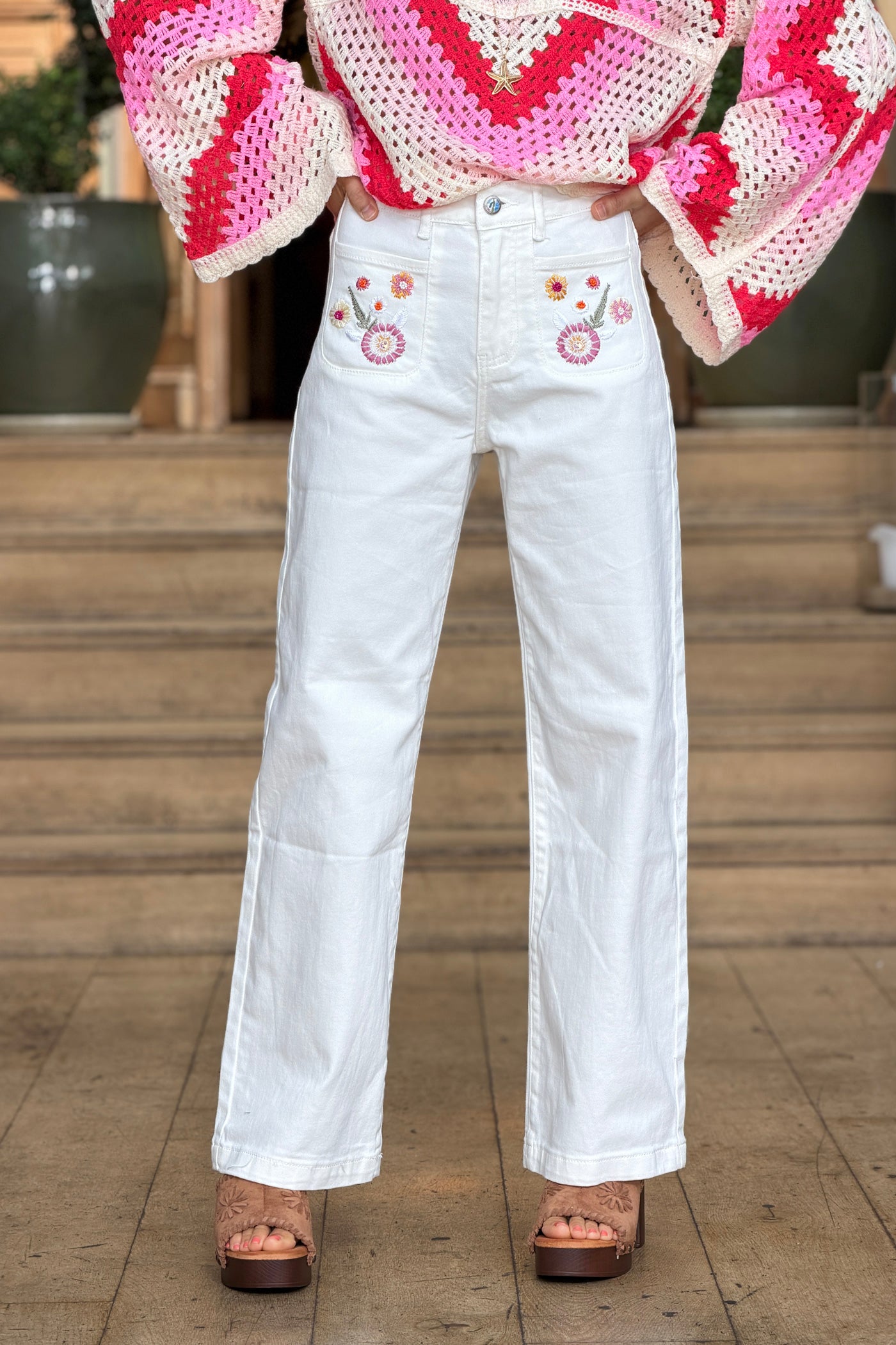 Jean blanc poches plaquées broderie fleurs multicolores