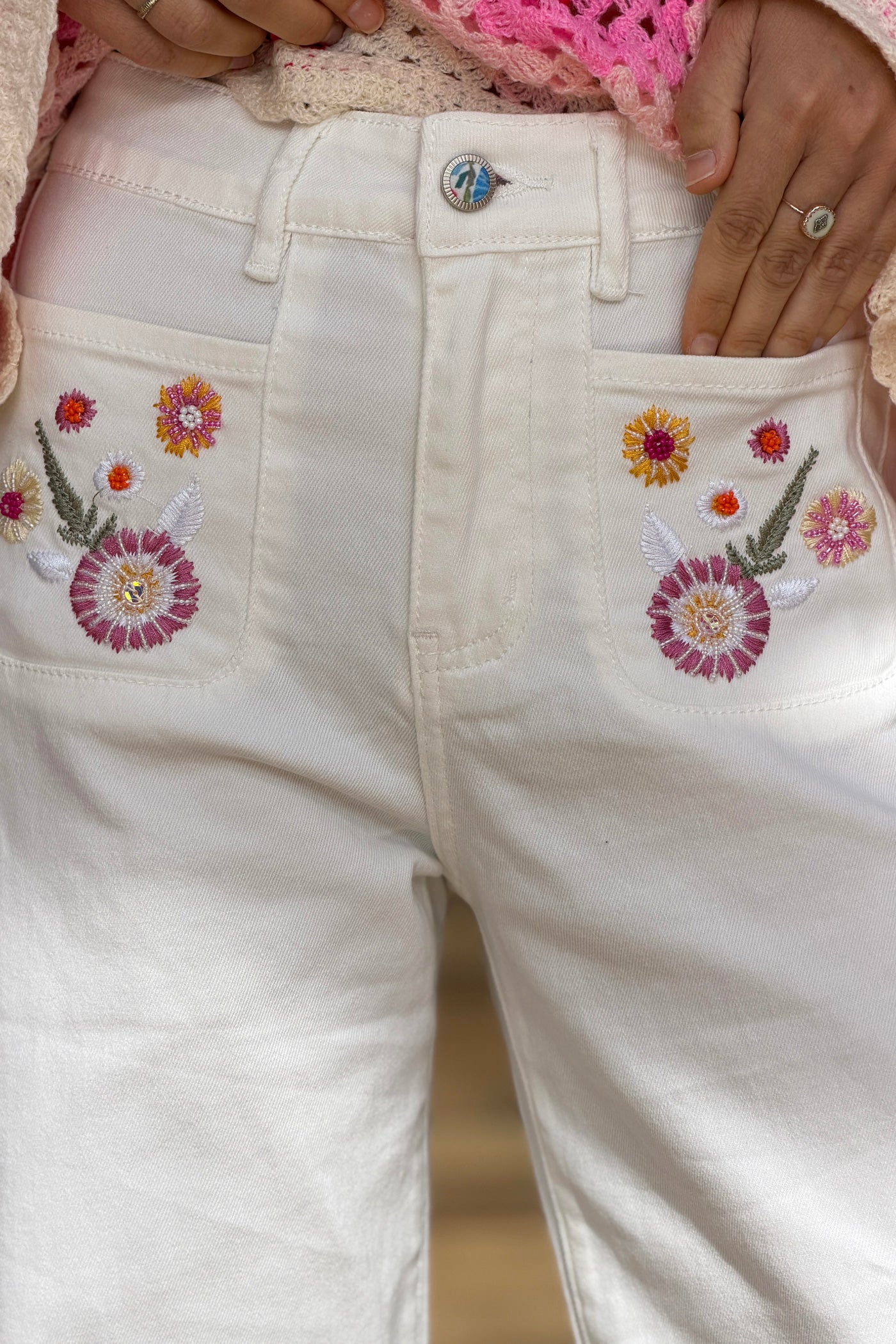 Jean blanc poches plaquées broderie fleurs multicolores