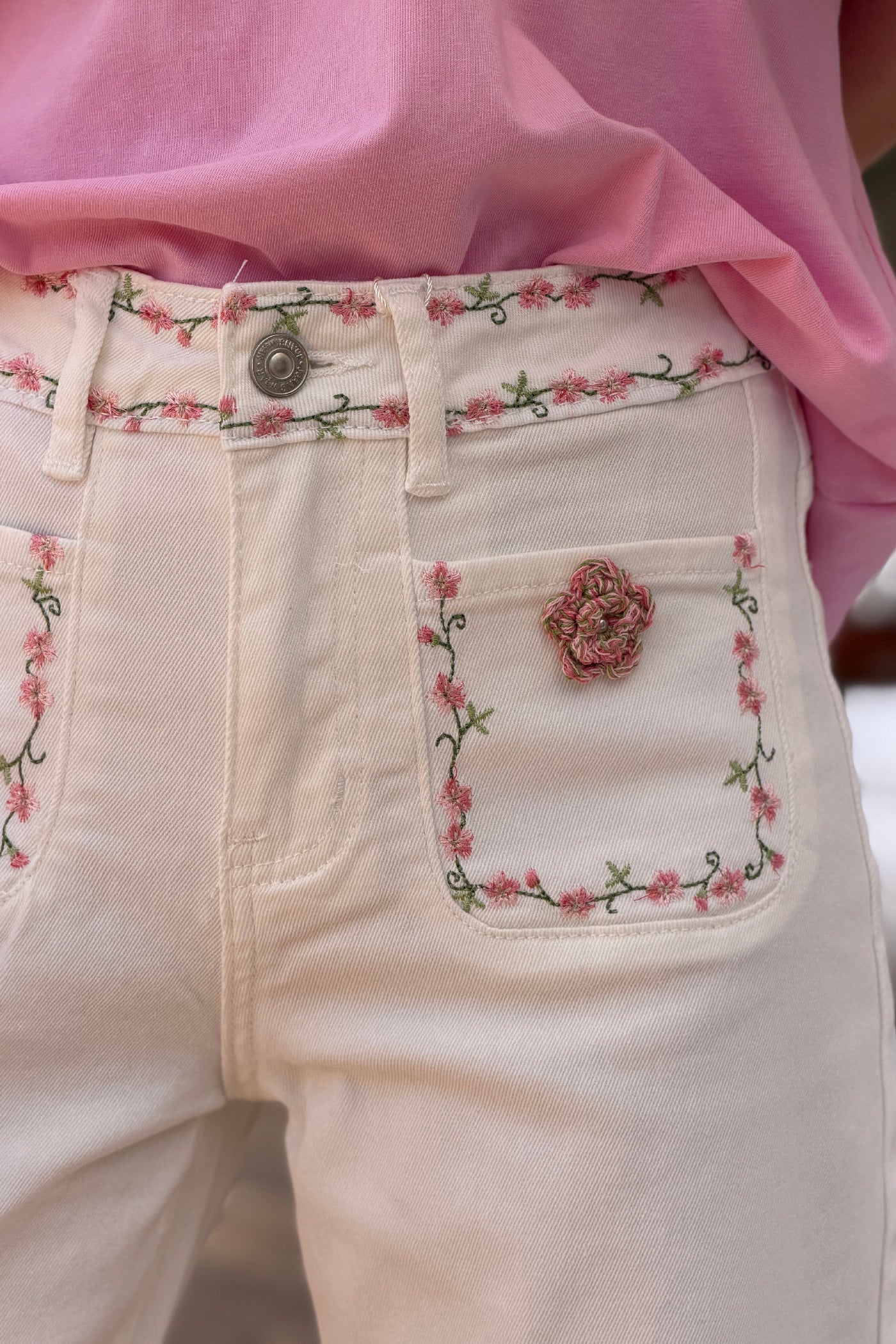 Jean blanc wide leg à poches plaquées avec broderie petites fleurs sur poches et ceinture