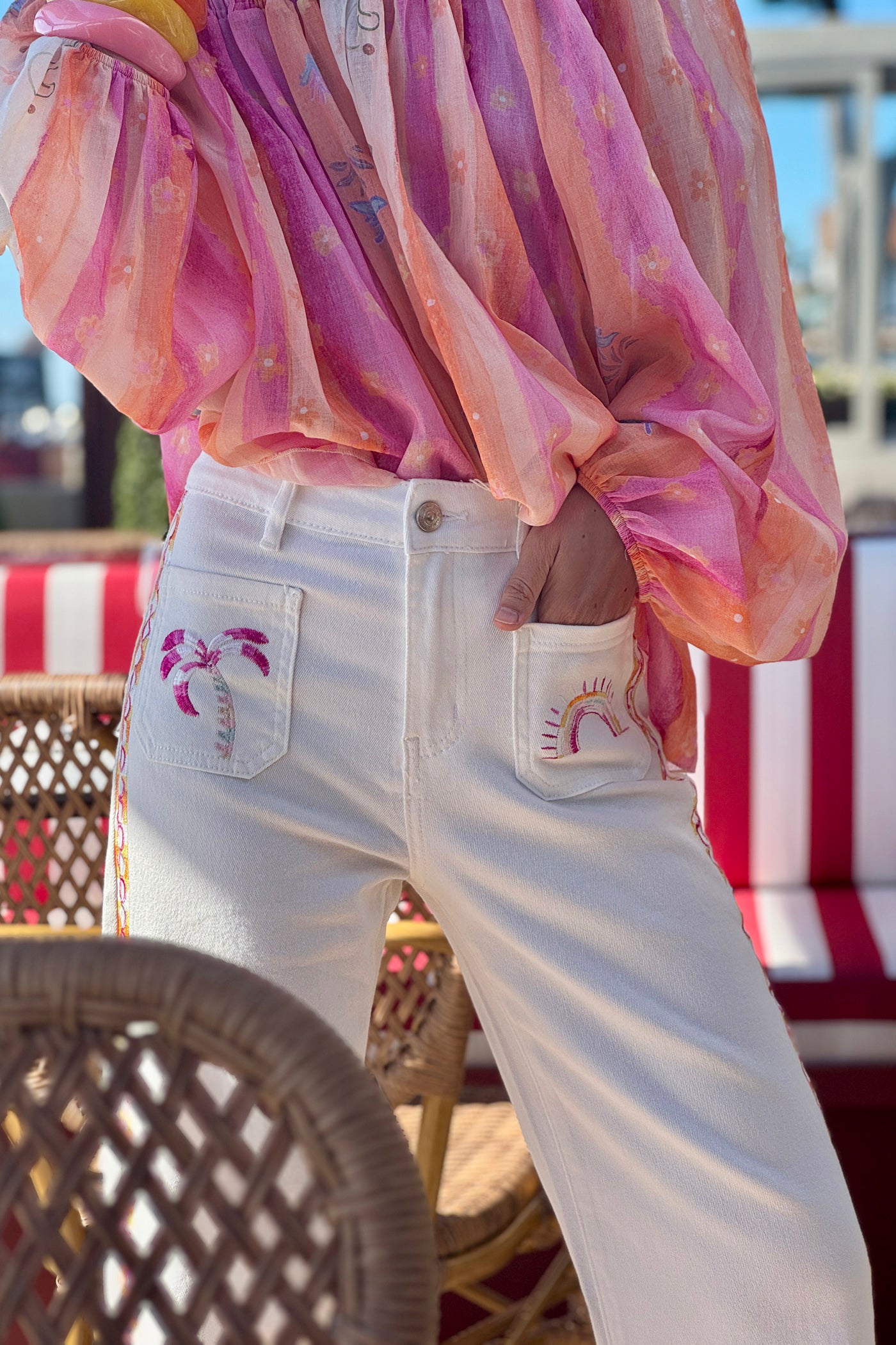 Jean blanc taille haute broderie colorée palmier soleil poches plaquées et liseré