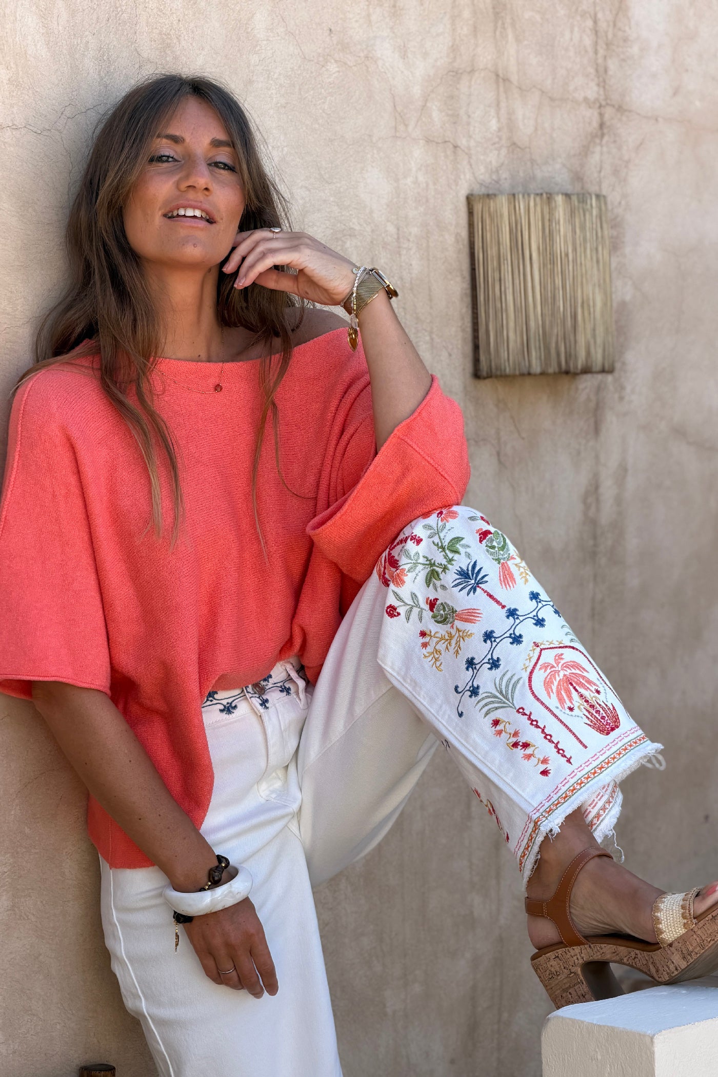 Jean blanc wide leg broderie fleurs et palmiers colorés et ceinture brodée