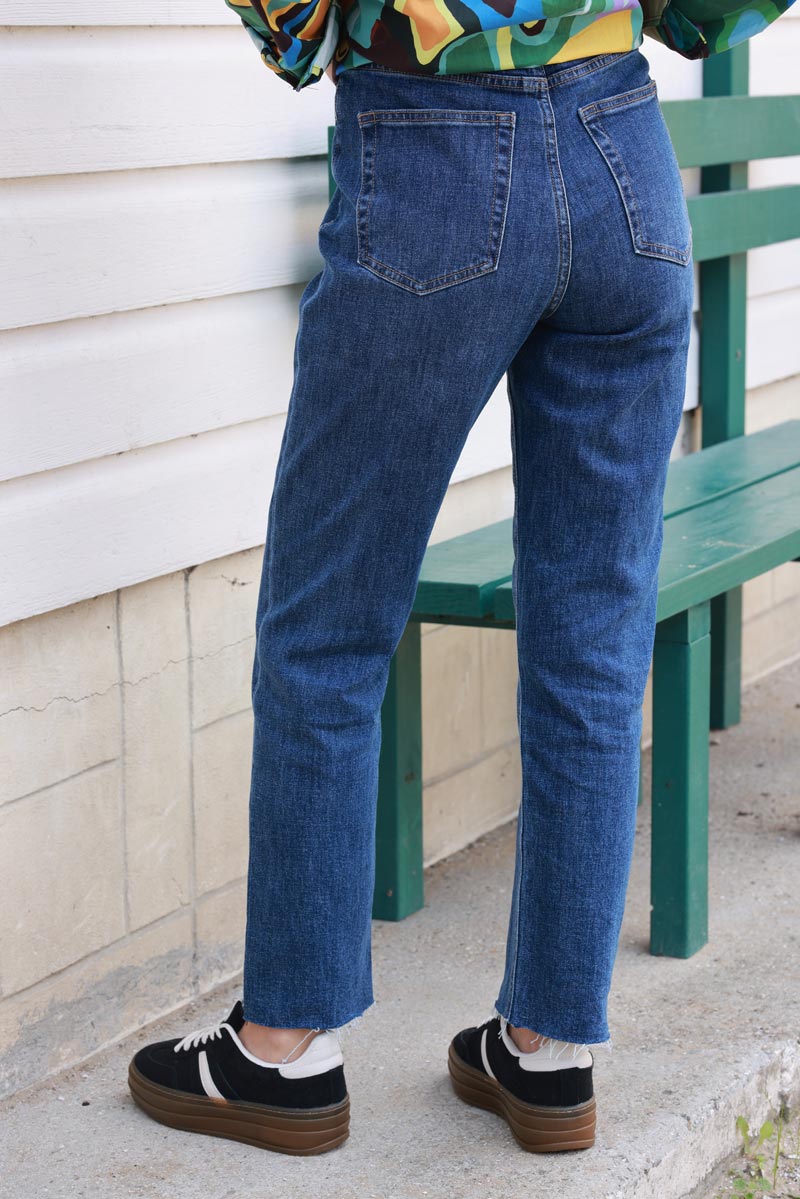 Jeans azul oscuro de corte recto con detalle cropped