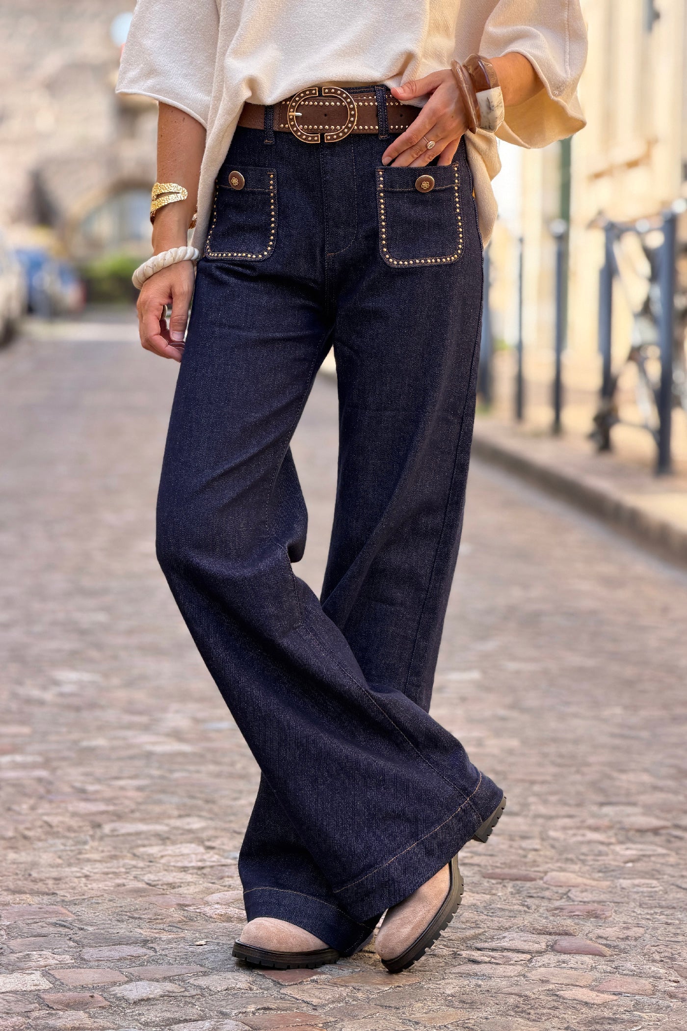 Jean brut wide leg poches plaquées détails clous avec ceinture velours