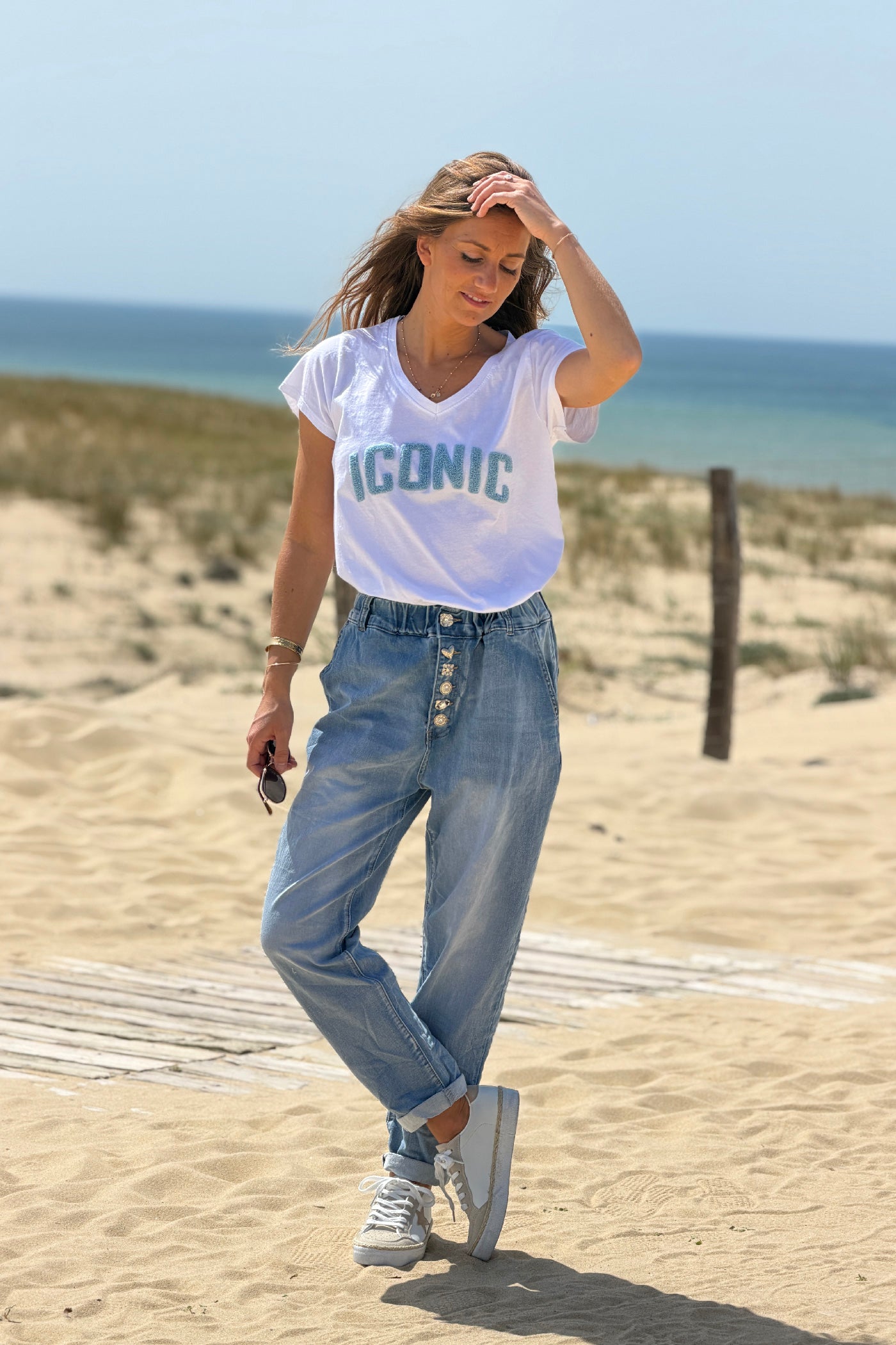 Jean délavé clair confort stretch à ceinture élastique et boutons fantaisie strass