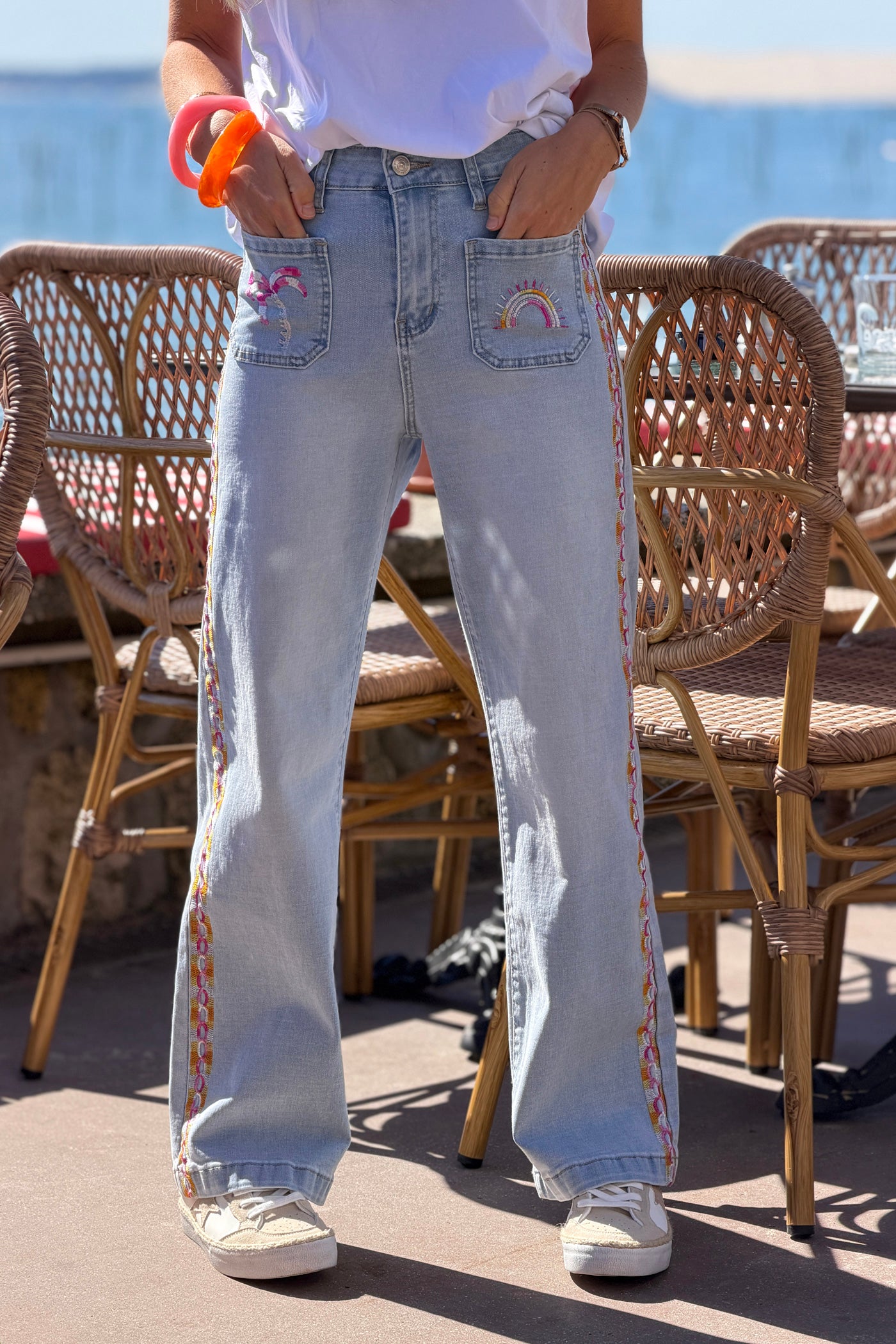 Jean délavé clair taille haute broderie colorée palmier soleil poches plaquées et liseré