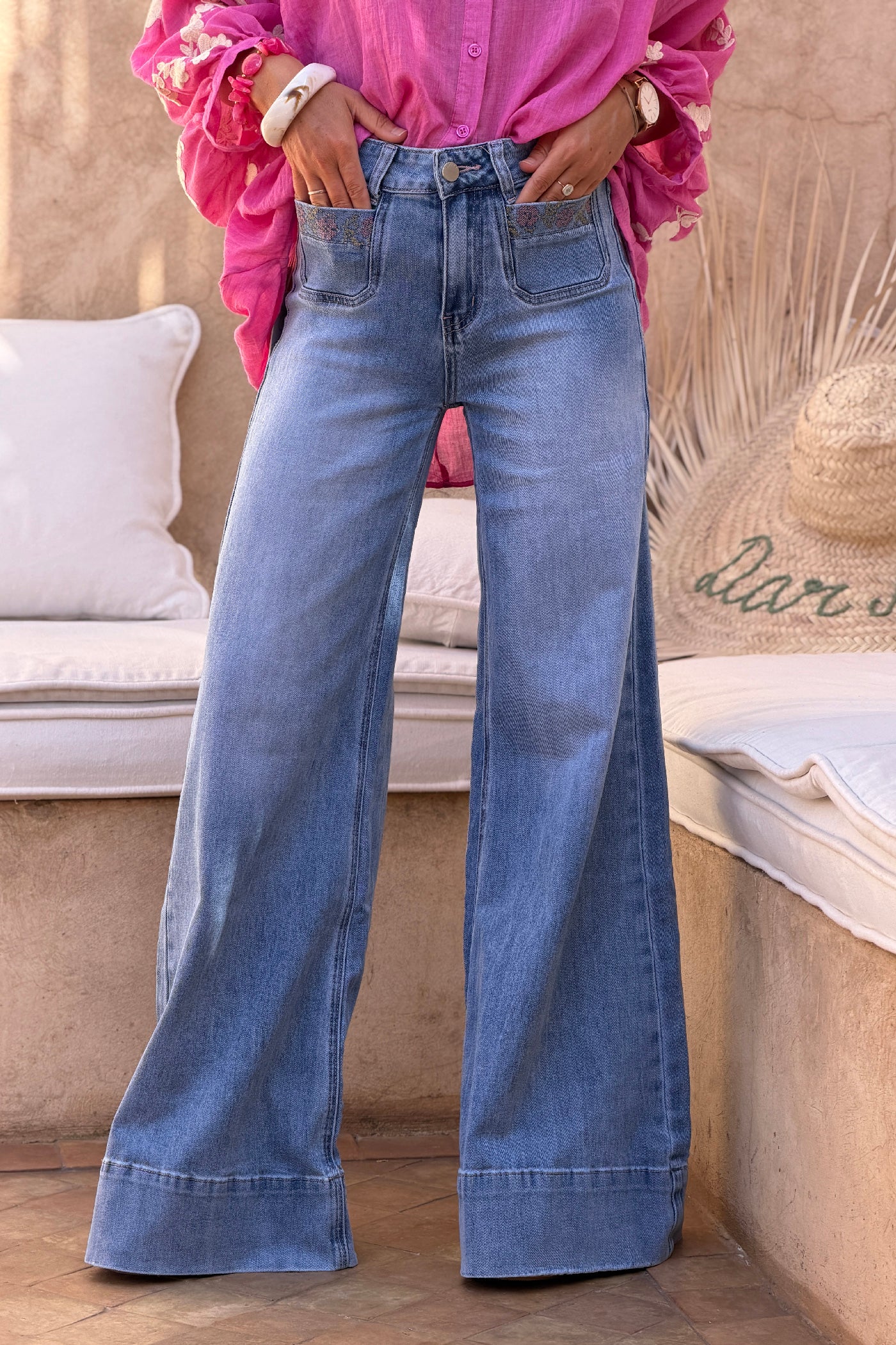 Jean délavé coupe wide leg à poches plaquées avec broderie fleurs