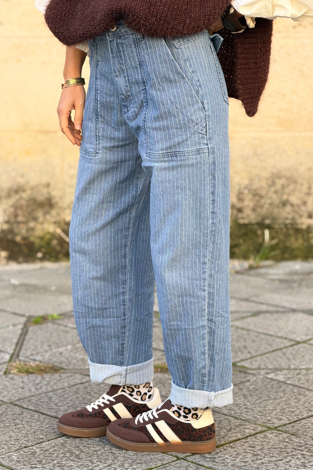 Jean délavé détail rayures fines multicolores poches plaquées
