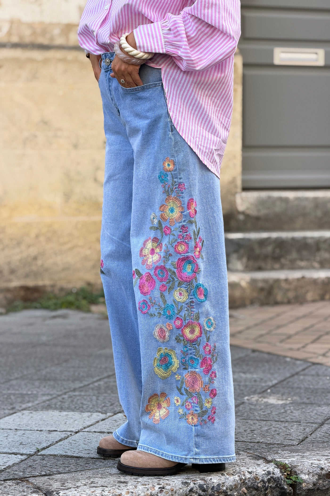 Jean délavé large broderie fleurs colorées taille haute