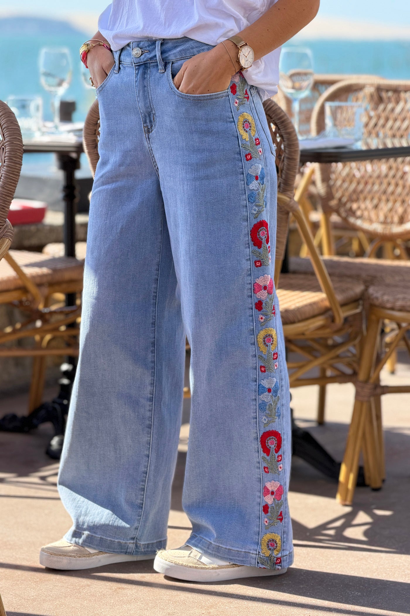 Jean delavé large broderie fleurs multicolores sur le côté taille haute