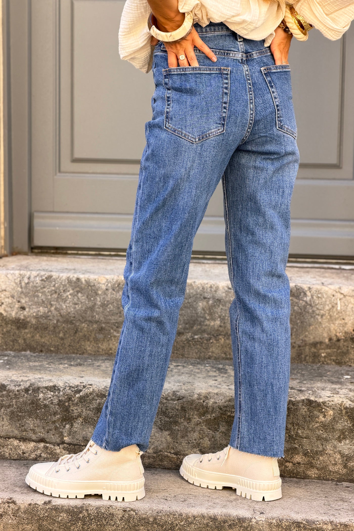 Jean délavé moyen coupe droite détail cropped