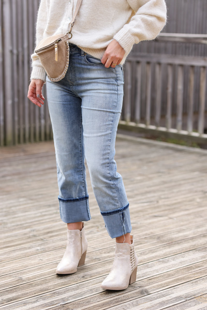 Jeans rectos con lavado claro y bajo ancho