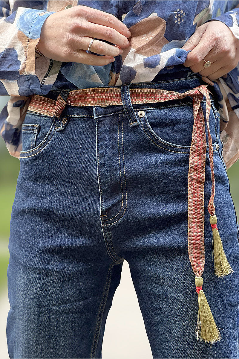 Jean fonce délavé taille haute coupe skinny ceinture brillante dorée