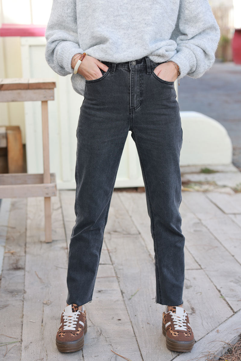 Jeans gris oscuro de corte recto con detalle cropped