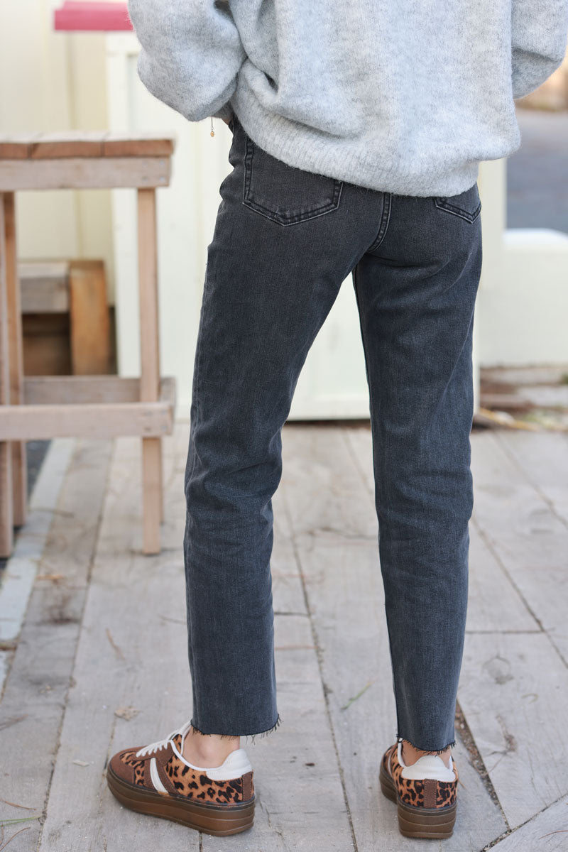 Jeans gris oscuro de corte recto con detalle cropped