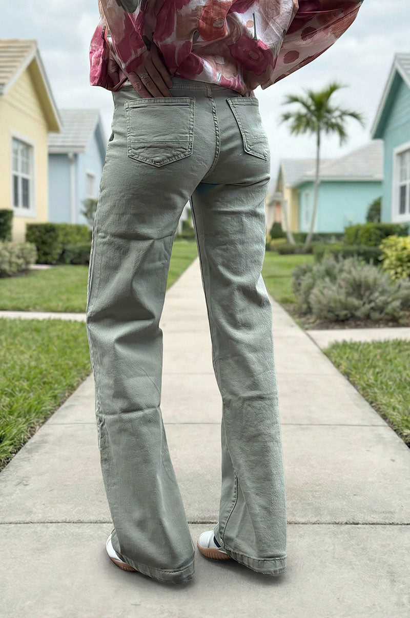 Jean kaki clair droit légèrement évasé poches plaquées double boutons