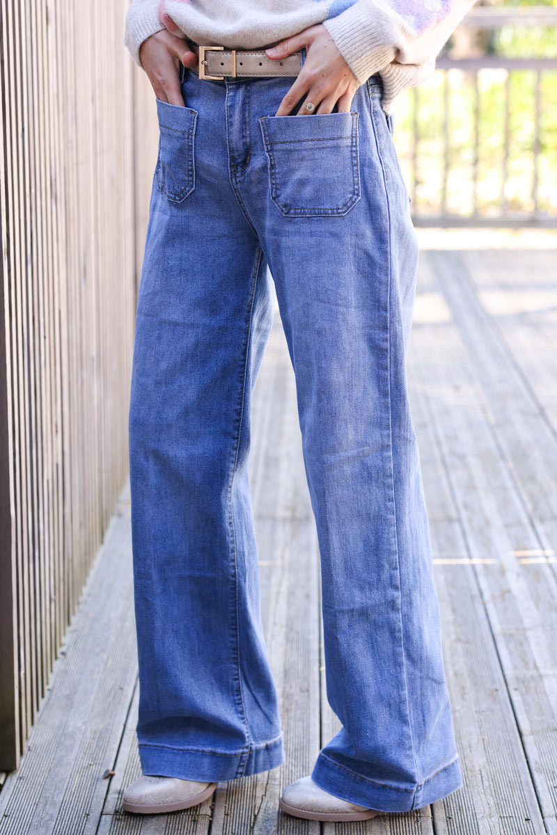 Jeans anchos con lavado claro y bolsillos pequeños