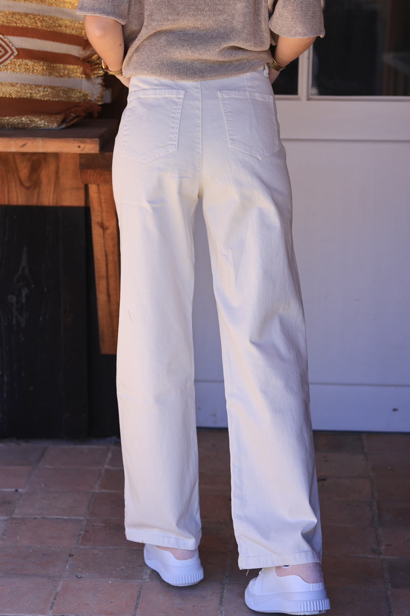 Vaqueros anchos de campana en color blanco roto con bolsillos de parche
