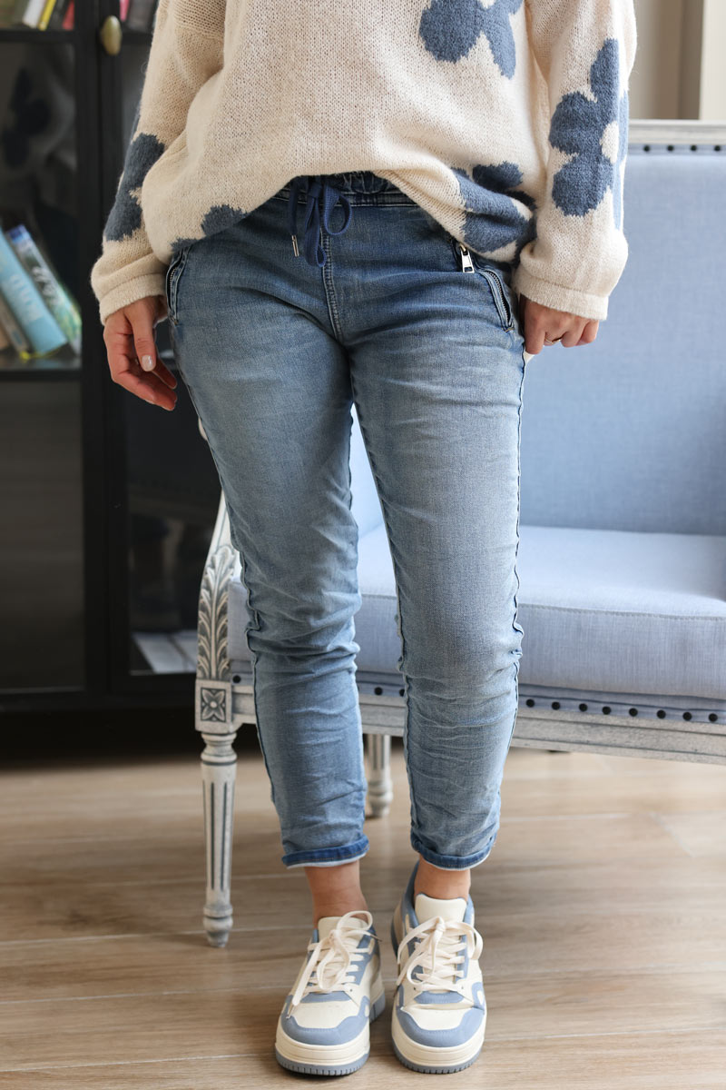 Light washed comfort jeans with elastic waist and zip pockets