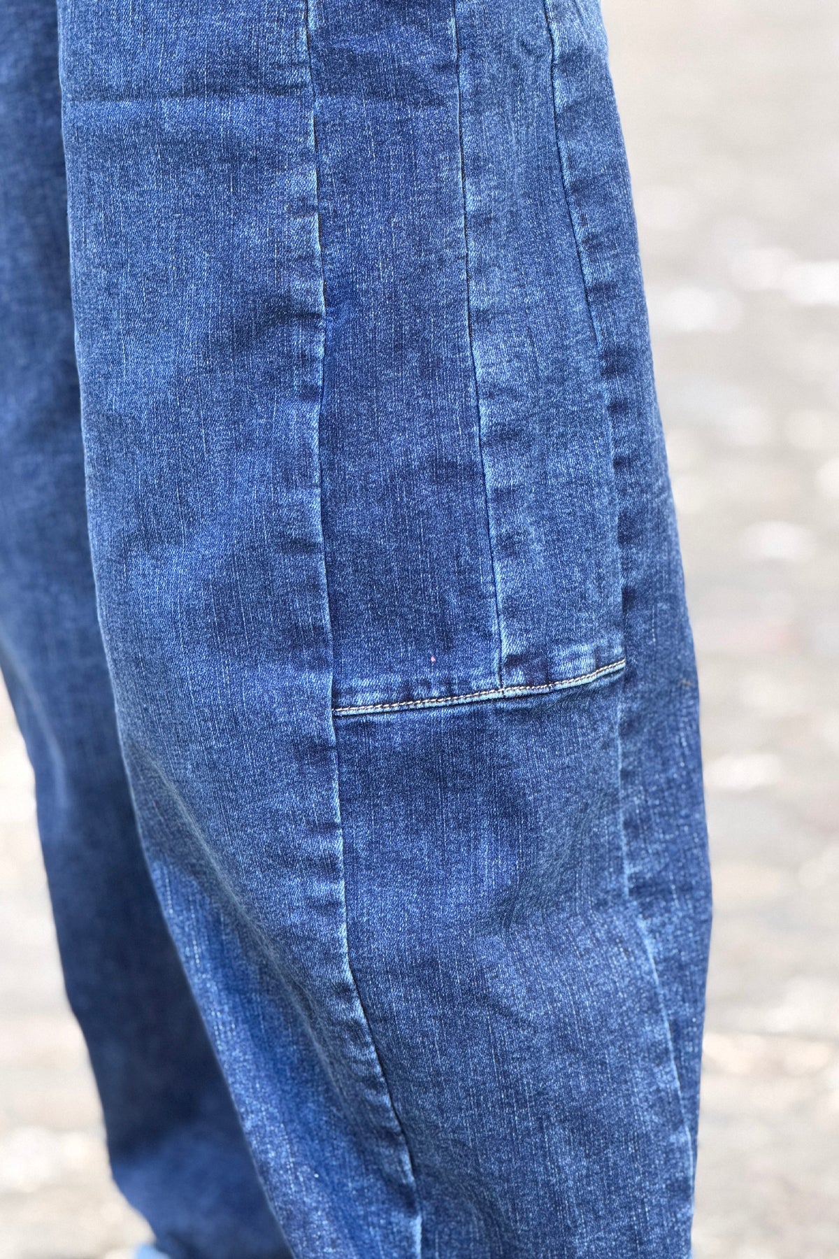 Jean stretch délavé coupe barrel détail coutures