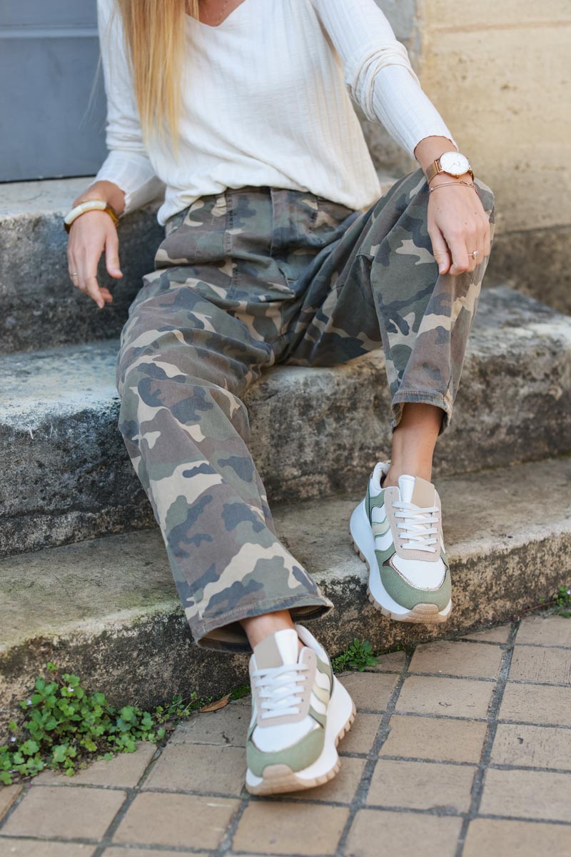 High-waisted loose camo print jeans with large pockets