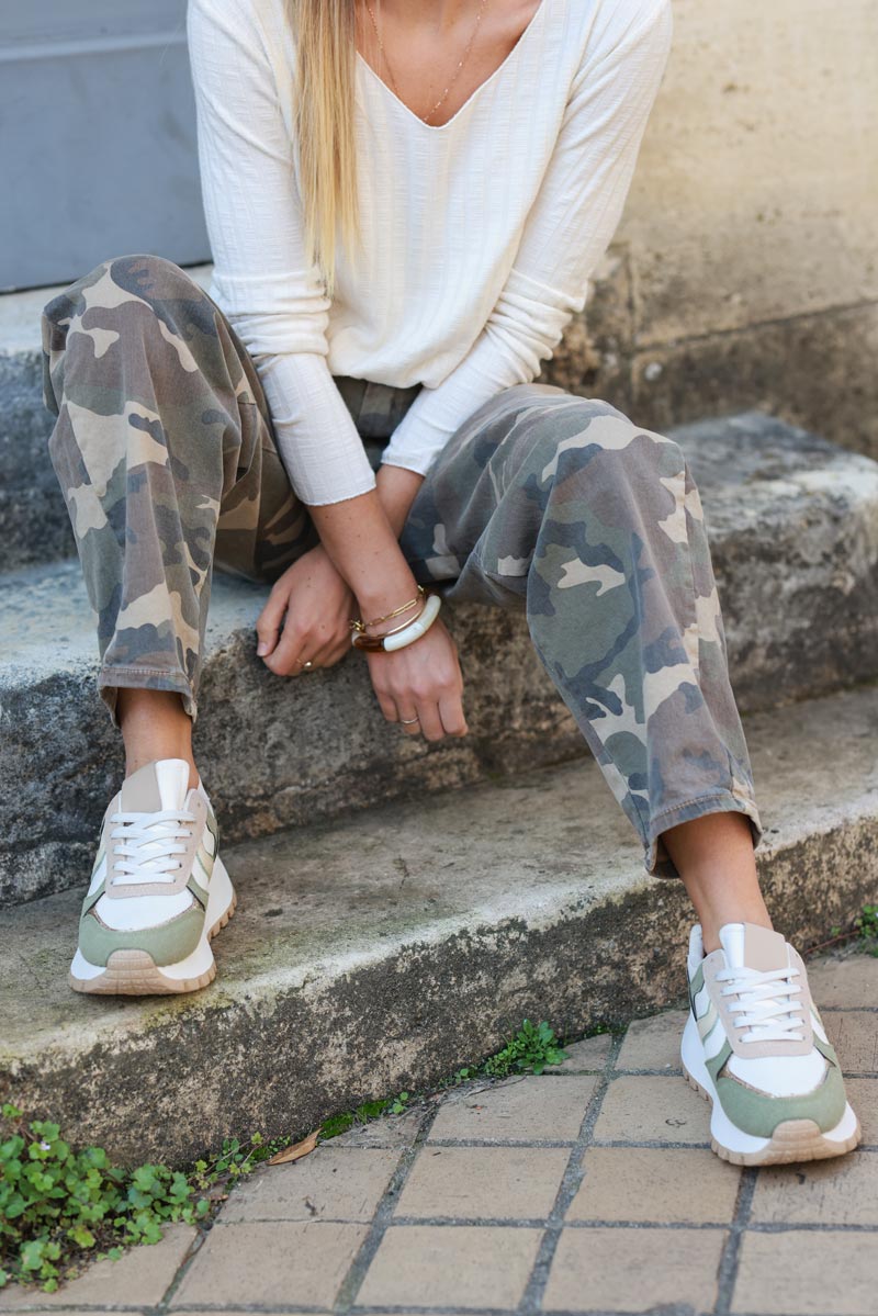 High-waisted loose camo print jeans with large pockets