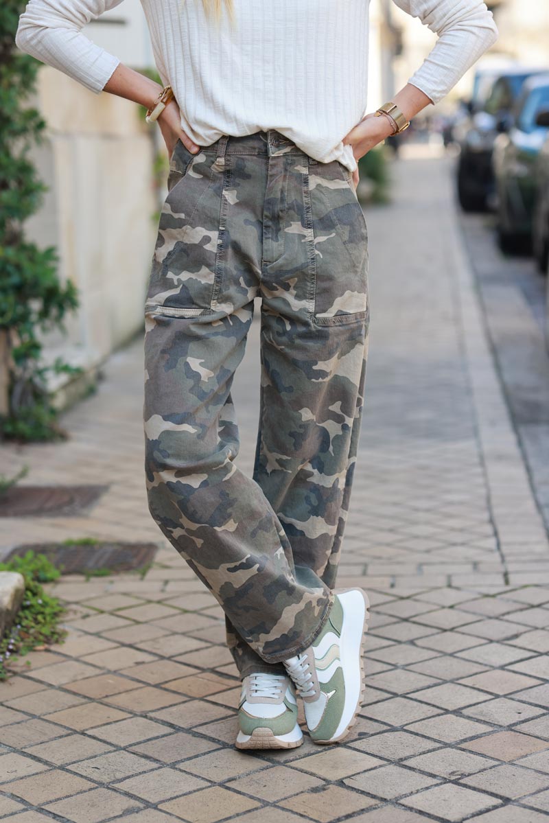 High-waisted loose camo print jeans with large pockets