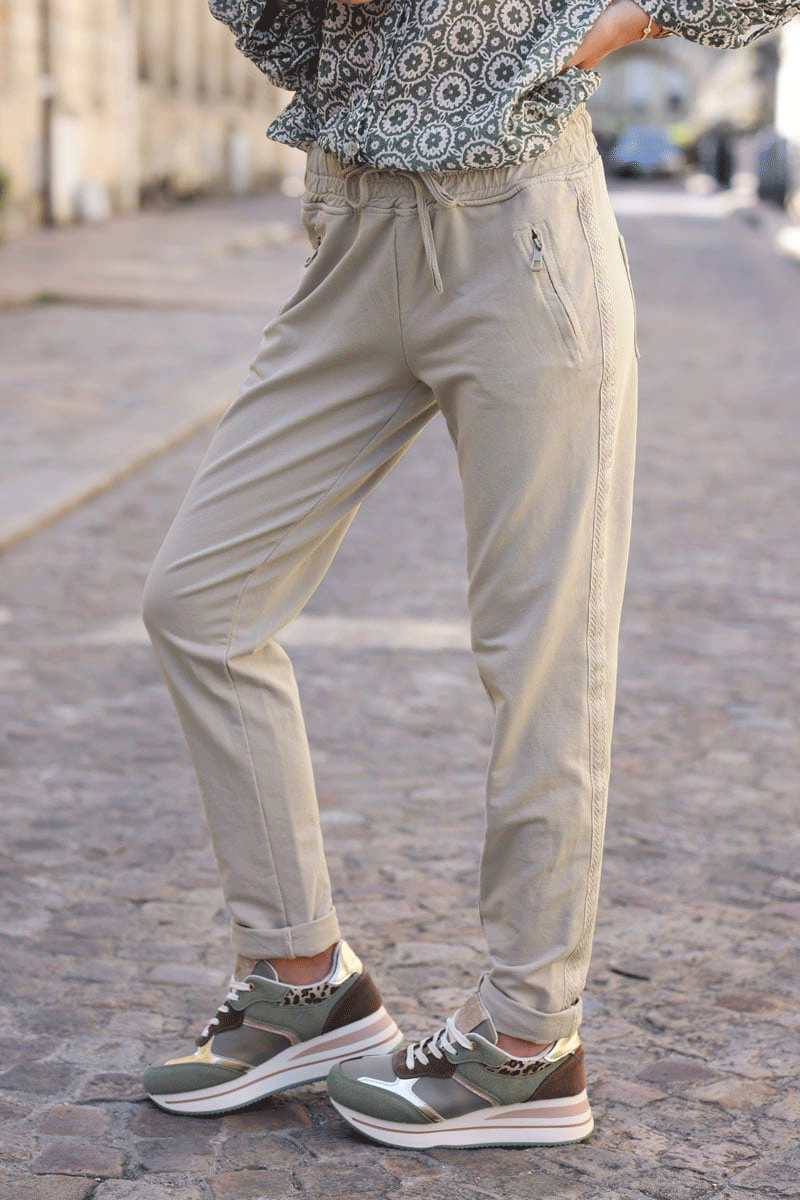 Jogging beige en coton ceinture élastique et poches zips liseré broderie chevrons
