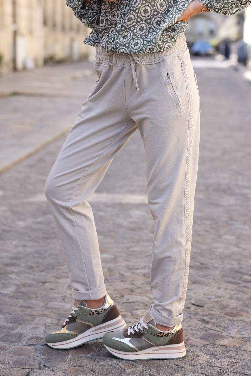 Jogging beige en coton ceinture elastique et poches zips lisere broderie chevrons H114 (1)
