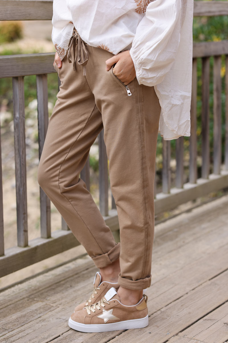 Pantalón jogging camel con ribete de cinta en los bolsillos laterales con cremallera cinturilla elástica