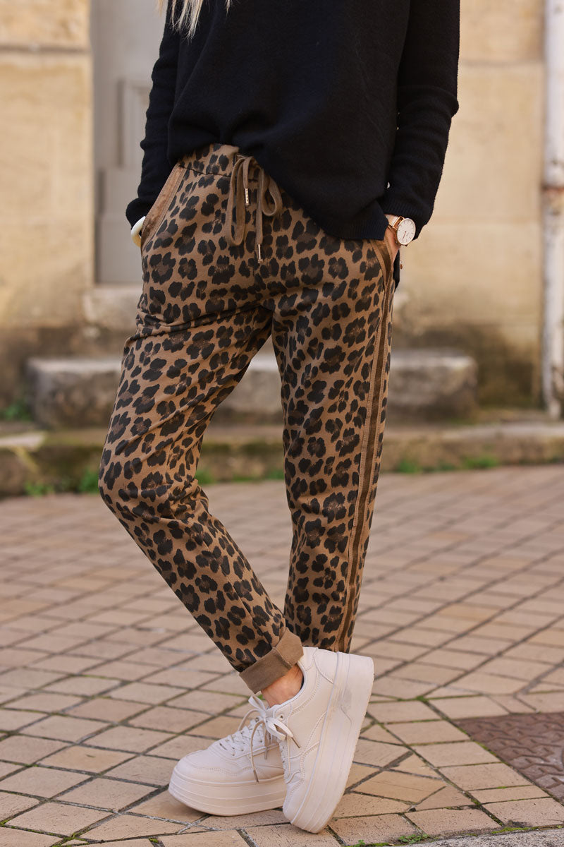 Cómodos joggers con estampado de leopardo camel y ribetes de raso.