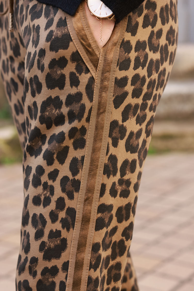 Cómodos joggers con estampado de leopardo camel y ribetes de raso.