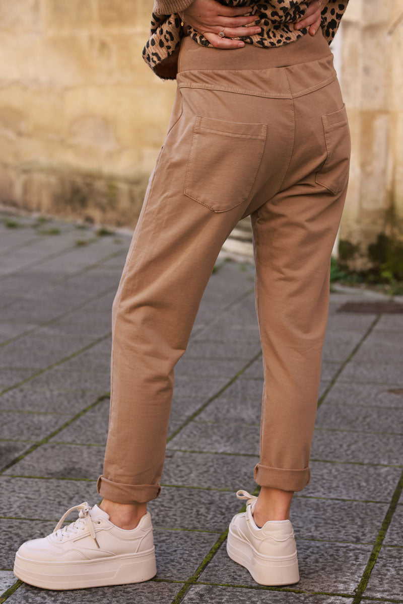 Pantalón jogging urbano camel claro con bolsillos