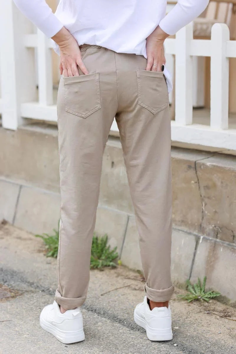 Pantalón jogging confort beige oscuro cinturilla elástica con ribetes brillantes en los laterales